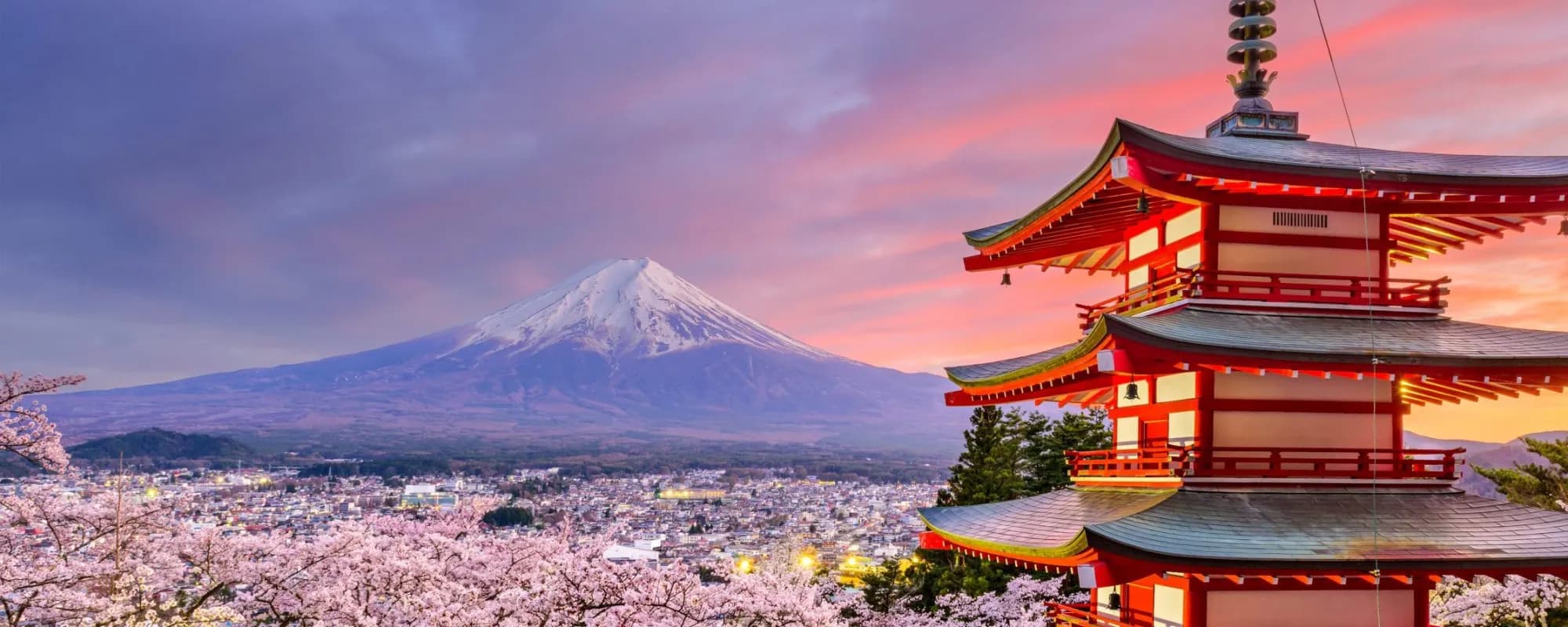 夕暮れ時、日本の静かな寺院の小道を歩く旅人たち